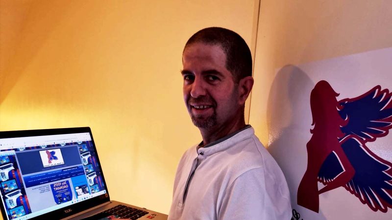 Il vit de sa retraite et d’un job en ligne improbable : l’ancien militaire qui transforme les jeux-concours en métier rentable