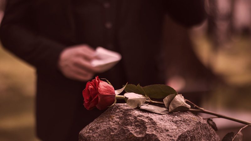 Votre assurance obsèques protège-t-elle vraiment vos proches ou profite-t-elle surtout à l’assureur ?